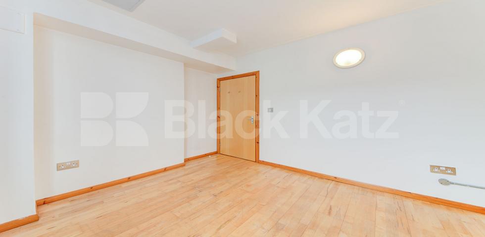 			SPACIOUS WAREHOUSE CONVERSION, 1 Bedroom, 1 bath, 1 reception Flat			 Dove Road, ISLINGTON/CANONBURY N1